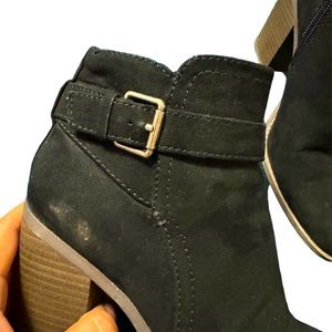 Black boots size 7 pre owned just a lil scratch